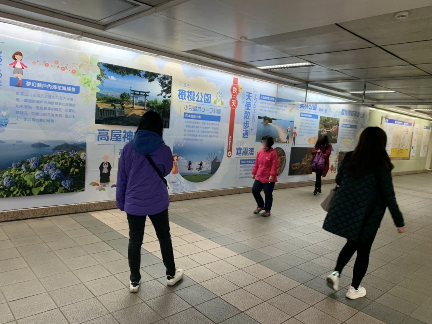 台北MRT中山駅改札前巨大広告 後半