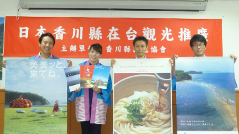 中国語の横断幕とポスター掲げる4人