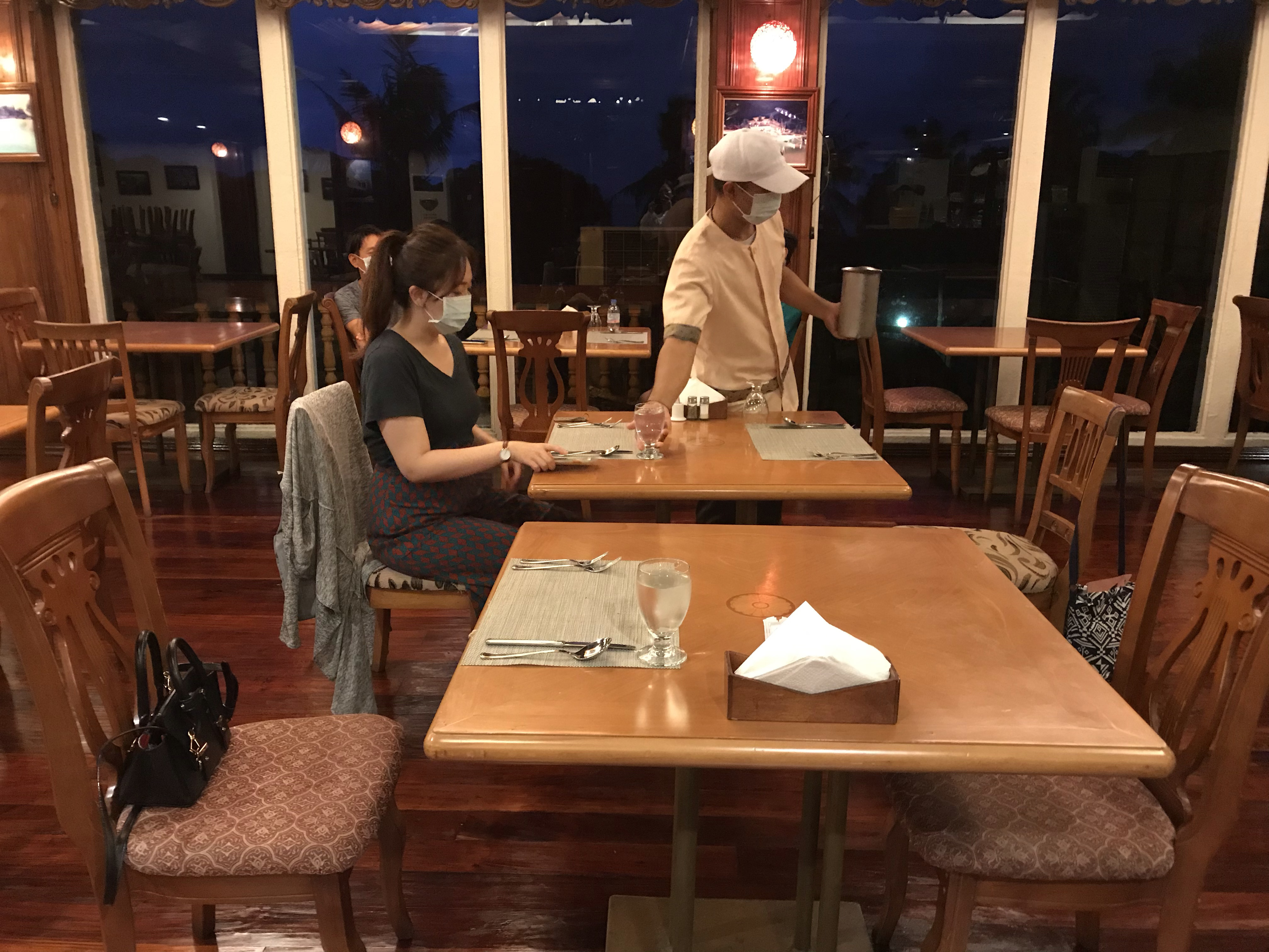 ホテル食堂にて食事を待つ女性